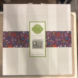 Scentsy Let Freedom Ring Warmer with Colorful Design